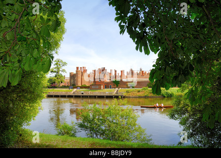 Hampton Court Palace con il fiume Tamigi in primo piano Hampton Court West London Inghilterra England Regno Unito Foto Stock