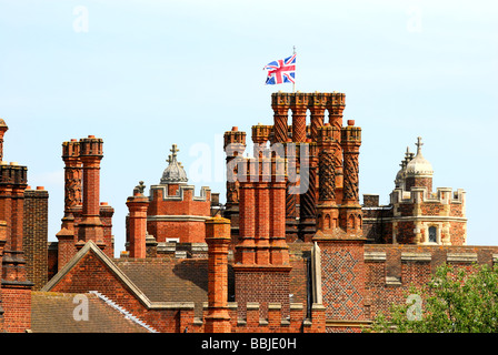 Camini a Hampton Court Palace Foto Stock