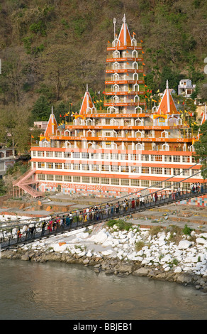 Lakshman Jhula ponte di sospensione e Trayambakeshwar Tempio. Rishikesh. Uttarakhand. India Foto Stock