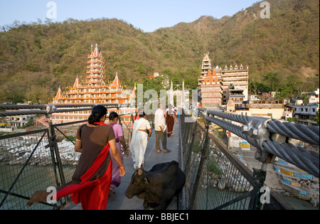 Pedoni che attraversano Lakshman Jhula bridge. Rishikesh. Uttarakhand. India Foto Stock