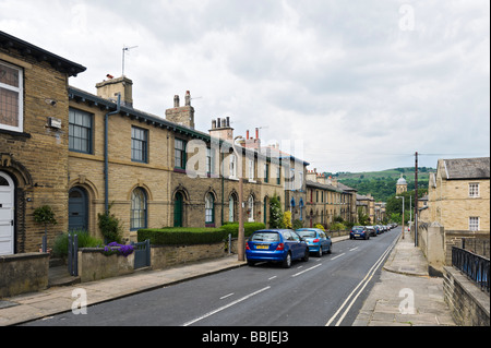Case a schiera in una tipica strada nel sito del Patrimonio Mondiale di Saltaire, Bradford, West Yorkshire, Inghilterra Foto Stock