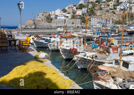 Barche nel porto di Hydra sull'isola greca di Idra Foto Stock