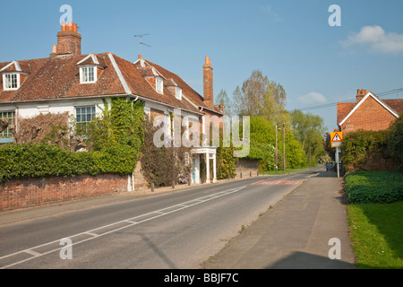 La strada principale che attraversa il villaggio di Oxfordshire di Sutton Courtney Regno Unito Foto Stock