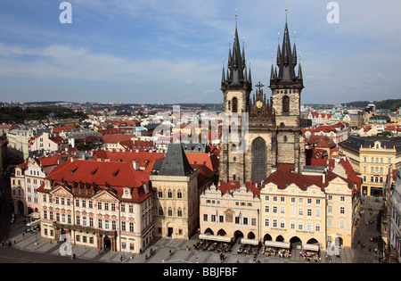 Repubblica Ceca Praga Piazza della Città Vecchia chiesa di Tyn Foto Stock