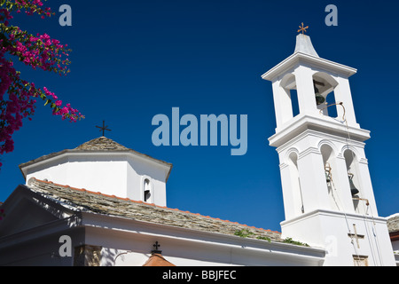 Chiesa greco-ortodossa e torre campanaria città di Skopelos Sporadi le isole greche - Grecia Foto Stock