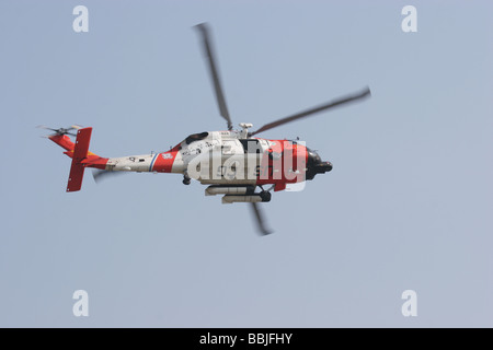 Una della Guardia Costiera degli Stati Uniti Jayhawk elicottero vola overhead a stazione aria Cape Cod in Falmouth Massachusetts Foto Stock