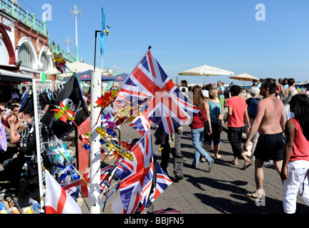 Union Jack Flags in vendita in un negozio di articoli da regalo lungo il lungomare di Brighton , Sussex , Inghilterra Regno Unito Foto Stock