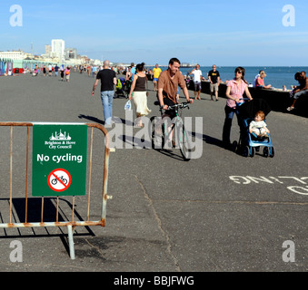 Un ciclista ignora il nessun segno di Ciclismo su Hove lungomare Foto Stock