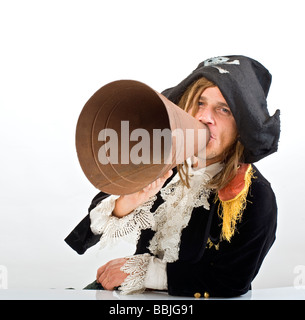 Pirate gridando nel vecchio megafono isolato su bianco Foto Stock