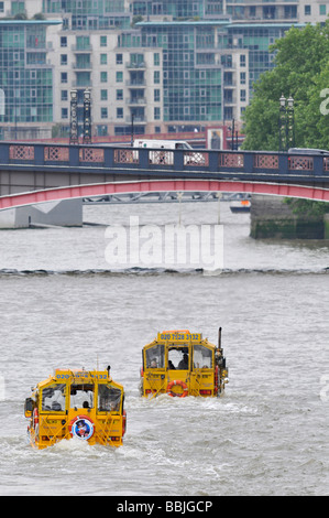 Veicoli anfibi, noto come Duck Tours, utilizzato come attrazione turistica attorno a Westminster e sul fiume Tamigi Foto Stock