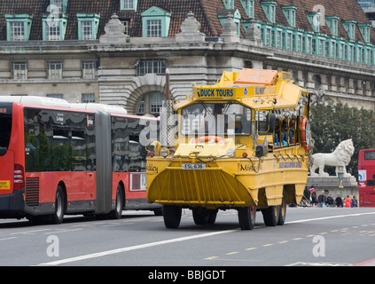 Veicoli anfibi, noto come Duck Tours, utilizzato come attrazione turistica attorno a Westminster e sul fiume Tamigi Foto Stock