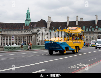 Veicoli anfibi, noto come Duck Tours, utilizzato come attrazione turistica attorno a Westminster e sul fiume Tamigi Foto Stock