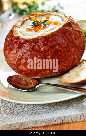 Il pranzo di zuppa servita in cotto il pane rotondo ciotola Foto Stock