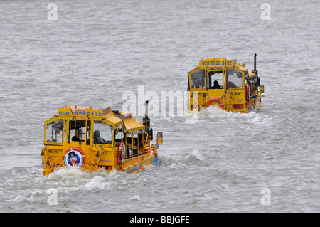 Veicoli anfibi, noto come Duck Tours, utilizzato come attrazione turistica attorno a Westminster e sul fiume Tamigi Foto Stock