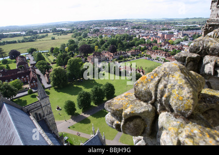 Vista di Salisbury dal campanile della cattedrale di Salisbury, Wiltshire, Inghilterra Foto Stock