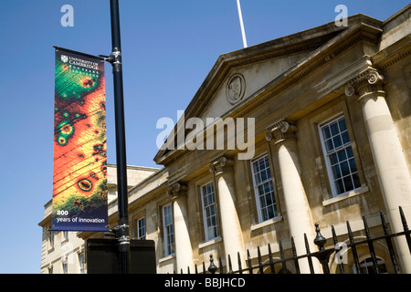 Segni colorati per l'ottocentesimo anniversario della Cambridge University fuori Emmanuel College di Cambridge, Regno Unito Foto Stock