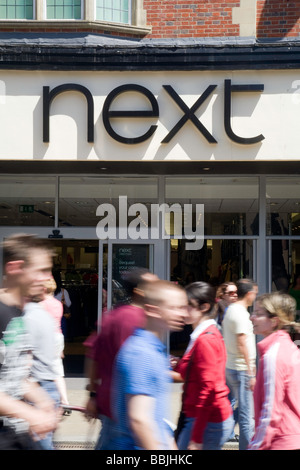 La gente di fronte al prossimo negozio, Sidney Street, Cambridge, Regno Unito Foto Stock