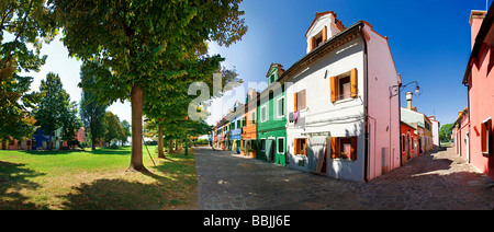 Vista panoramica della città con colorfully case dipinte di Burano, Venezia, Italia e Europa Foto Stock