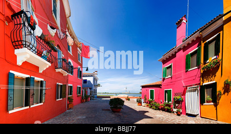 Vista sulla città e il colorfully case dipinte di Burano, Venezia, Italia e Europa Foto Stock