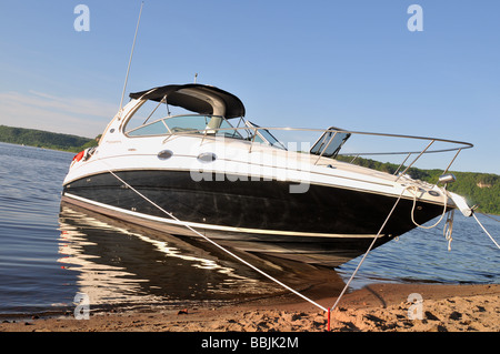 Barca ancorata in vista laterale. Foto Stock