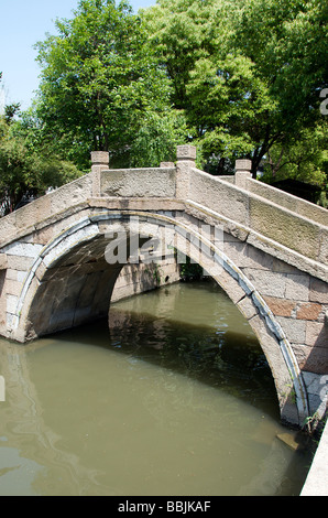 Ponte di pietra sul canal presso l'antica città d'acqua di Tongli Jiansu Cina Foto Stock