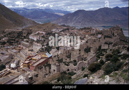 Rovine di antiche comunità monastica di Ganden gompa o monastero fuori Lhasa regione autonoma del Tibet Repubblica Popolare Cinese Foto Stock