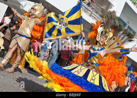 "Porta Bandeira" e "Mestre Sala" caratteri, che esibisce la bandiera di una scuola brasiliana di samba, in Sesimbra Carnevale (Portogallo) Foto Stock