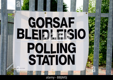 Stazione di polling sign in gallese e inglese Foto Stock