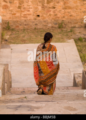 Donna in sari ad abbandonare la città di Fatehpur, Rajasthan in India Foto Stock