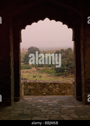 Apertura nella parete di abbandonare la città di Fatehpur, Rajasthan in India Foto Stock
