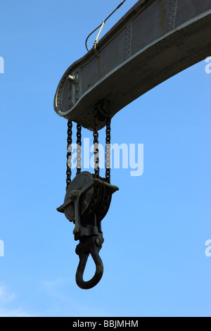 Il vapore il gancio della gru e puleggia, Bristol Docks, Inghilterra contro una pianura cielo blu Foto Stock