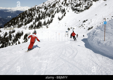 Host di montagna che conduce un gruppo di sci sul Monte Blackcomb Whistler della Columbia britannica in Canada Foto Stock