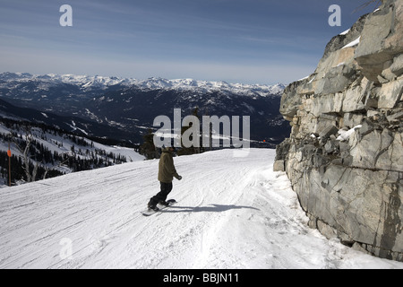 Snowboarder sulle pendici del Monte Blackcomb Whistler della Columbia britannica in Canada Foto Stock