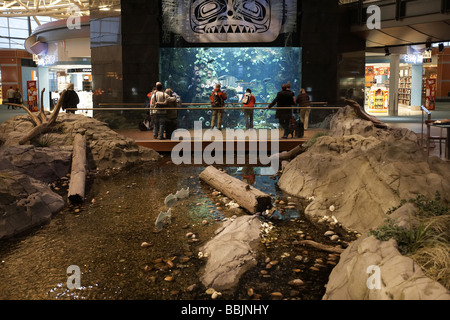 Acquario e flusso in funzione del terminal di partenza dall'aeroporto internazionale di Vancouver British Columbia Canada Foto Stock