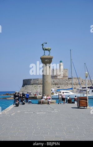 Feste di addio al celibato statua in ingresso al porto di Mandraki, Città di Rodi, rodi, Dodecanneso, Grecia Foto Stock