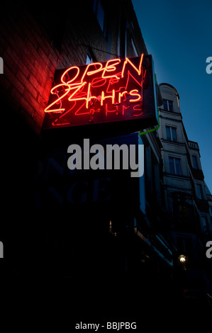 Aperto 24 ore insegna al neon, Londra Foto Stock