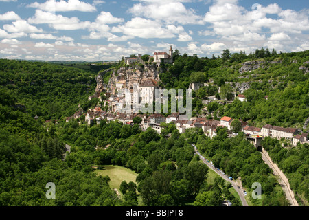 Rocamadour situato in una gola al di sopra di un affluente del fiume Dordogne, Lot, Midi Pirenei, Francia Foto Stock