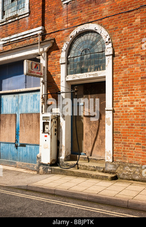 Vecchio ridondante pompa di benzina in Inghilterra Buckingham Regno Unito Foto Stock