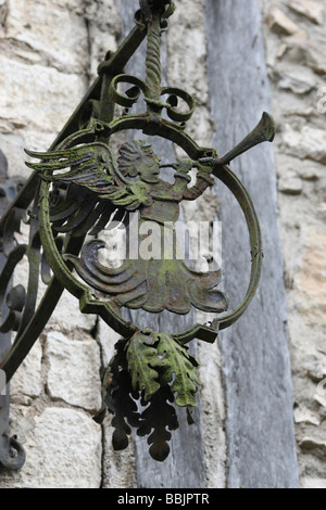 Angelo lamiera decorazione su una casa del villaggio di Saint-Cirq Lapopie accanto al fiume Lot, Midi Pirenei, Francia Foto Stock