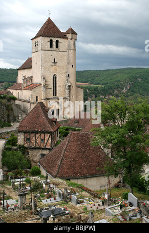 Chiesa del xv secolo adagiato tra Half-Timbered Casa di pietra in Saint-Cirq Lapopie, Midi Pirenei, Francia Foto Stock