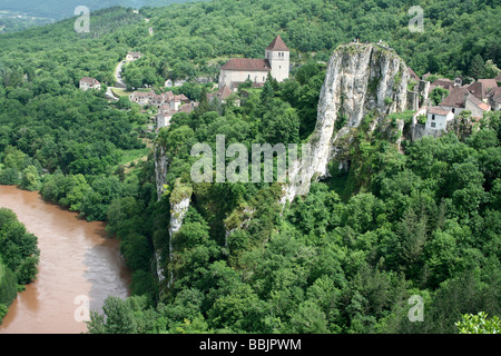 St-Cirq-Lapopie aggrappati precariamente di uno sperone roccioso sopra il fiume Lot, Midi Pirenei, Francia Foto Stock