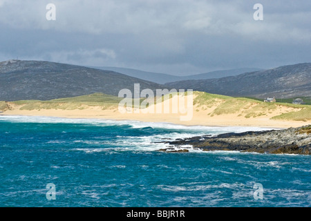 Onde che si infrangono sulla spiaggia di sabbia sulla costa occidentale di Harris nelle Ebridi vicino vicino Sgarasta Mhor Sud Harris ha esterni in Scozia Foto Stock