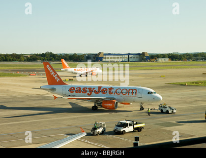 Aeromobili EasyJet sul supporto in una limpida giornata di sole presso l'aeroporto di Gatwick, Londra Foto Stock