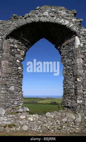 La grande finestra nella veletta di ardtole chiesa del XV secolo la chiesa in rovina di ardglass contea di Down Irlanda del Nord Regno Unito Foto Stock