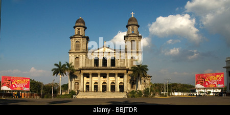 Nicaragua Marzo 2009 Managua vecchia cattedrale parzialmente distrutta nel 1978 il terremoto e Daniel Ortega poster Foto Stock