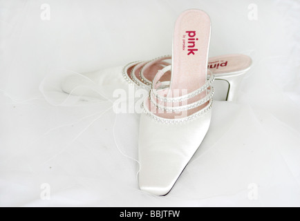 Marca rosa scarpe matrimonio mostrato su un velo nuziale Foto Stock