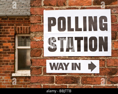 Stazione di polling, firmare in Inghilterra, Regno Unito, elezioni generali Foto Stock