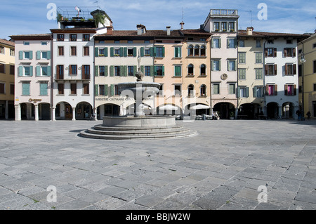 Vista su Piazza Matteotti a Udine Foto Stock