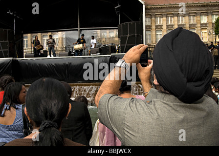 La religione sikh uomo prendendo fotografia al concerto artsfest birmingham 2008 Foto Stock