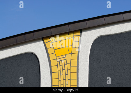 Particolare della facciata e Tilework a Rogner Spa Termale e Hotel progettato da Friedensreich Hundertwasser di Bad Blumau Austria Foto Stock